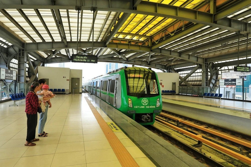 Passengers wait at Thuong Dinh station (Photo: VNA)