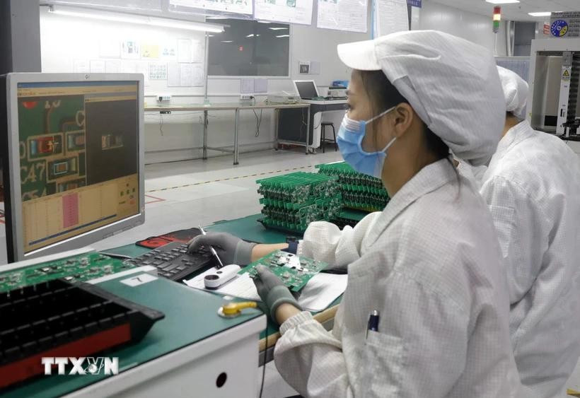 At a semiconductor factory. (Photo: VNA)