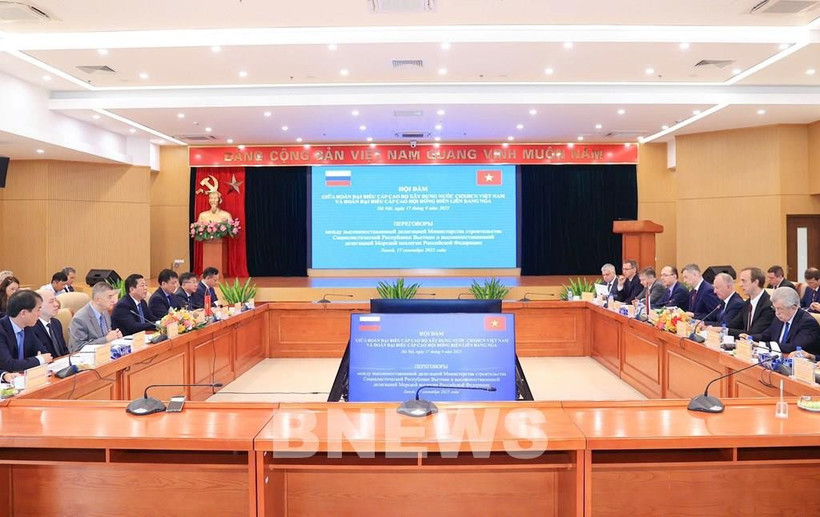 Minister of Construction Tran Hong Minh holds talks with Aide to the President of Russia and Chairman of the Maritime Board Nikolai Platonovich Patrushev in Hanoi. (Photo: VNA)