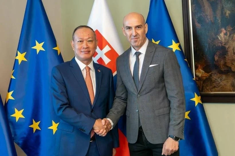 Vietnamese Ambassador to Slovakia Pham Truong Giang (left) and Advisor to the Slovak Minister of Interior Ladislav Csemi at their meeting on May 6 (Photo: VNA)