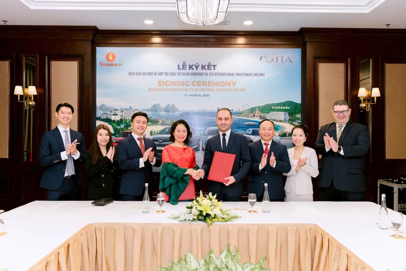 Vice Chairwoman of Vingroup Le Thi Thu Thuy (centre, left) and Dr. Amir Ali Salemi, Founder and CEO of JTA Investment Qatar, at the MoU signing ceremony on March 3. (Photo: The Courtesy of Vingroup)