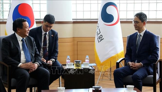 Nguyen Xuan Thang, Politburo member, President of the Ho Chi Minh National Academy of Politics (L) meets with Park Cheol Hee, Chancellor of the Korea National Diplomatic Academy (KNDA). (Photo: VNA)