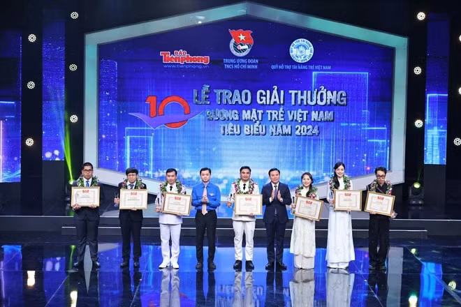 At the award ceremony (Photo: VNA)