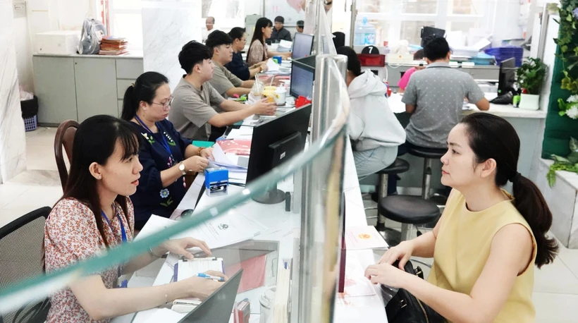 With the elimination of district-level governance, the 286 district procedures in HCM City will either shift to provincial agencies or be assigned to the new ward and commune authorities. (Illustrative photo: thanhnien.vn)