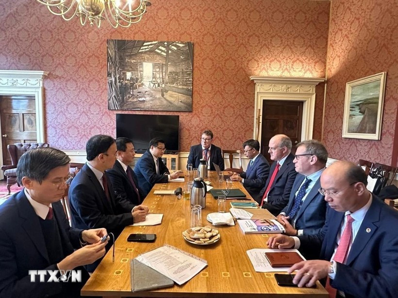 The Vietnamese delegation has a work meeting with Ireland's Department of Further and Higher Education, Research, Innovation and Science. (Photo published by VNA)
