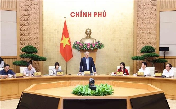 Permanent Deputy Prime Minister Nguyen Hoa Binh speaks at the meeting with representatives from ministries, agencies, international institutions, banks, investment funds and investors in Hanoi on April 28. (Photo: VNA)