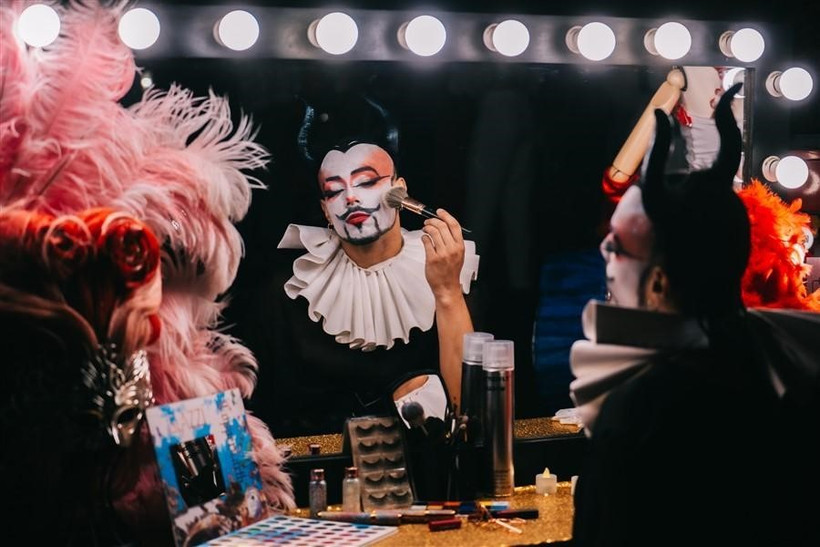In “After Glow”, “Lovelark the Royal Jester” – the central character of the show, acts as the red thread that weaves the entire performance together. (Photo: Sun Group)