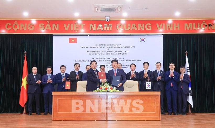 Participants at the talks between Minister of Construction Tran Hong Minh and Korean Minister of Land, Infrastructure, and Transport Park Sangwoo in Hanoi on March 31. (Photo: VNA)