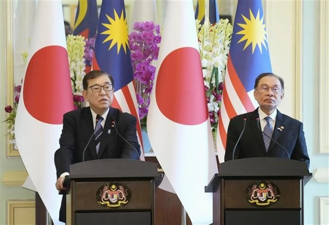 Japanese Prime Minister Shigeru Ishiba (left) and his Malaysian counterpart Anwar Ibrahim at the joint press conference. (Photo: Kyodo/VNA)