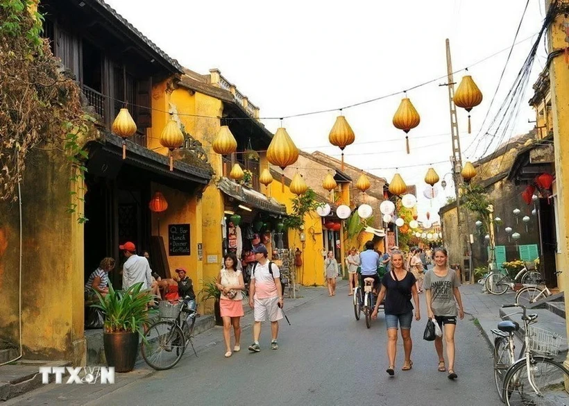 Domestic and foreign tourists visit Hoi An ancient town in the central province of Quang Nam. (Photo: VNA)