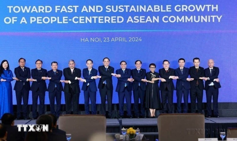 Prime Minister Pham Minh Chinh (eighth from left) and other leaders at the ASEAN Future Forum held in Hanoi on April 23, 2024. (Photo: VNA)