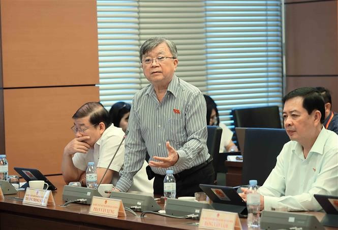 A deputy contributes his ideas at the NA's group discussion. (Photo: VNA)