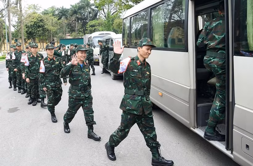 The Vietnam People's Army (VPA) team participating in the earthquake relief efforts in Myanmar get on a bus to Noi Bai International Airport to depart for Myanmar (Photo: VNA)