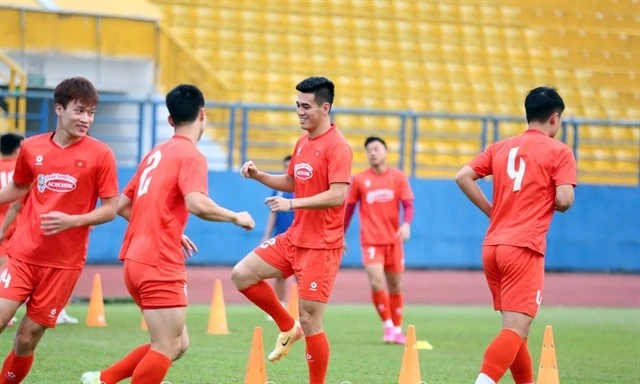 Nguyen Tien Linh (centre) and teammates at their training on March 24. Linh will take charge of Vietnam's front line against Laos in their 2027 Asian Cup qualification match on March 25. (Photo: VFF)