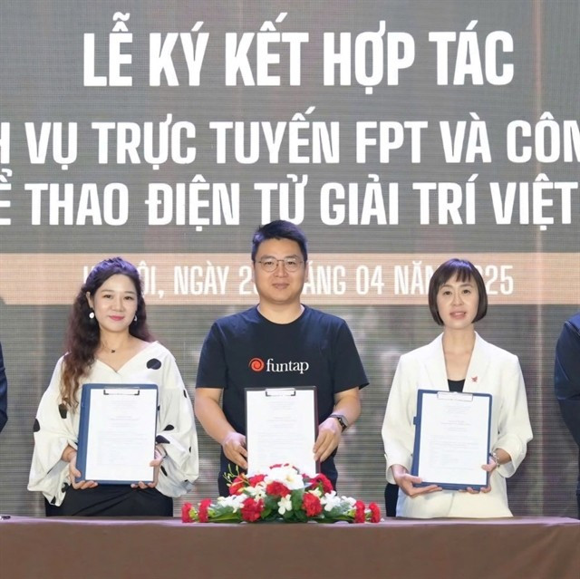 Representatives of VIRESA, Funtap and FPT Online (from right to left) sign their cooperation agreement on April 25 in Hanoi. (Photo: The Courtesy of Organisers)