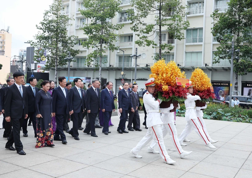 At President Ho Chi Minh Statue Park (Photo: VNA)