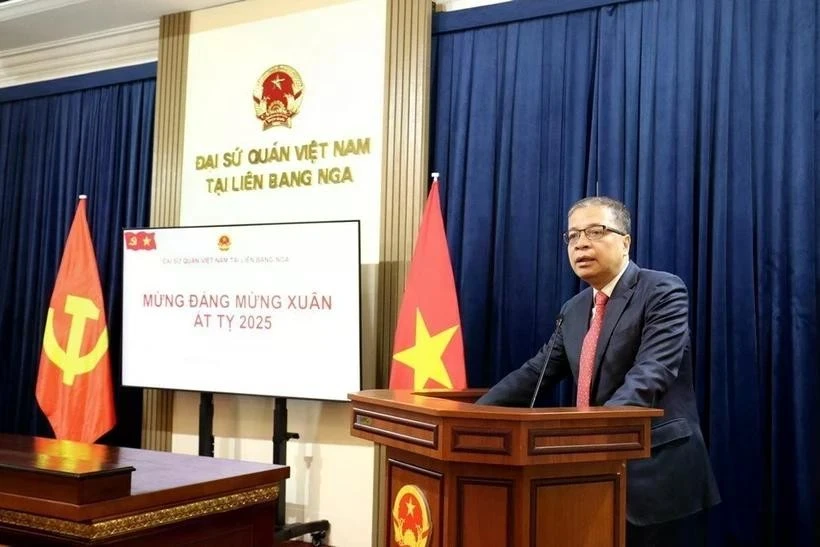 Vietnamese Ambassador to Russia Dang Minh Khoi speaks at the meeting. (Photo: VNA)