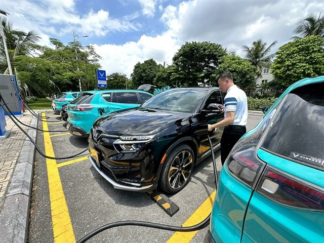 At a VinFast EV charging station. (Photo: baodautu.vn)