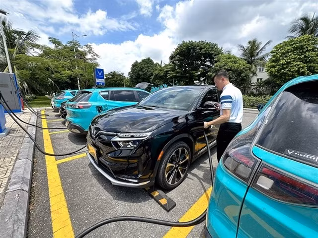 At a VinFast EV charging station. (Photo: baodautu.vn)