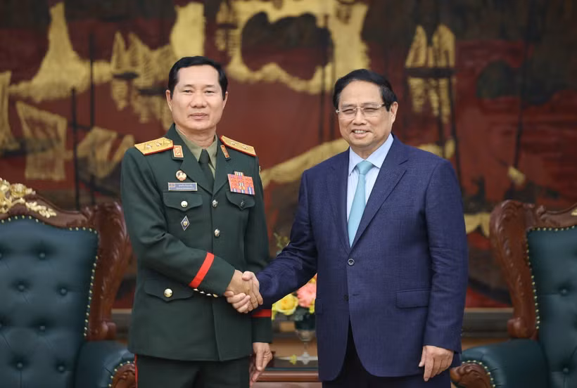 PM Pham Minh Chinh (R) and Lao Deputy Minister of National Defence and Chief of the General Staff of the Lao People’s Army (LPA) Lieut. Gen. Saichay Kommasith. (Photo: VNA)