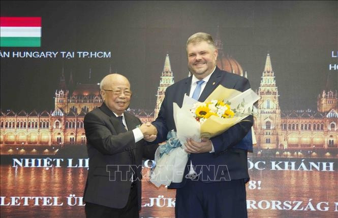 Le Minh Triet (L), Chairman of the Ho Chi Minh City Union of Friendship Organisations, and Hungarian Consul General in Ho Chi Minh City Lehocz Gabor at the event (Photo: VNA)