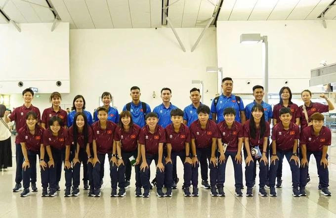 The Vietnamese national women’s futsal team depart for a training camp in Japan on April 21 early morning. (Photo: VFF)