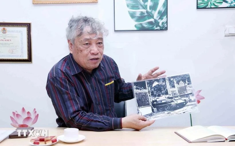 Journalist Tran Mai Huong and his iconic photo of Tank 846 of the Liberation Army entering the Independence Palace on April 30, 1975. (Photo: VNA)