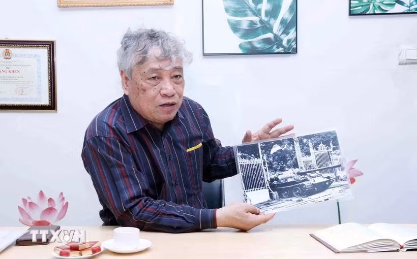 Journalist Tran Mai Huong and his iconic photo of Tank 846 of the Liberation Army entering the Independence Palace on April 30, 1975. (Photo: VNA)