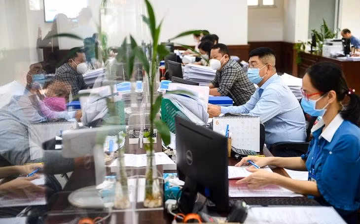 Civil servants of Phu Nhuan district in HCM City handle administrative procedures for citizens (Photo: tuoitre.vn)