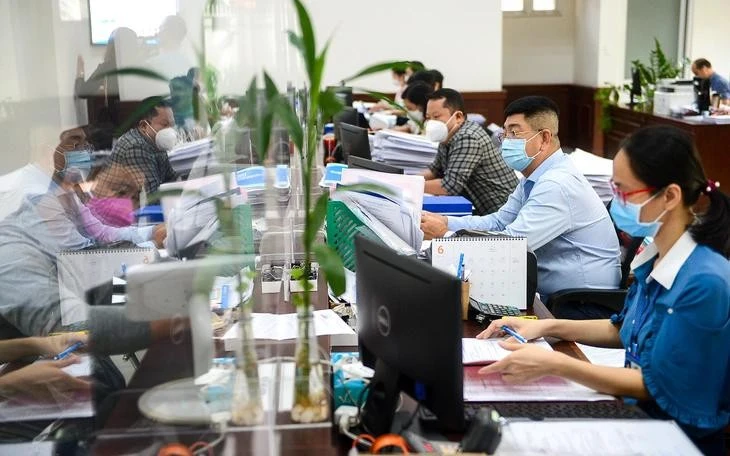 Civil servants of Phu Nhuan district in HCM City handle administrative procedures for citizens (Photo: tuoitre.vn)