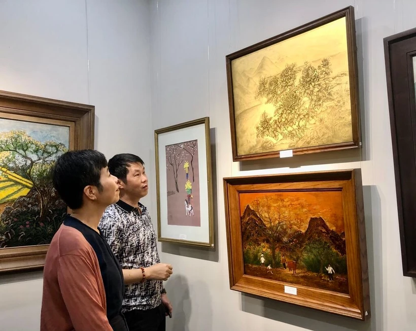 Artist Thien Hai presents a unique painting made from pure gold, an exceptional and highly specialised technique. (Photo: https://chinhsachcuocsong.vnanet.vn/