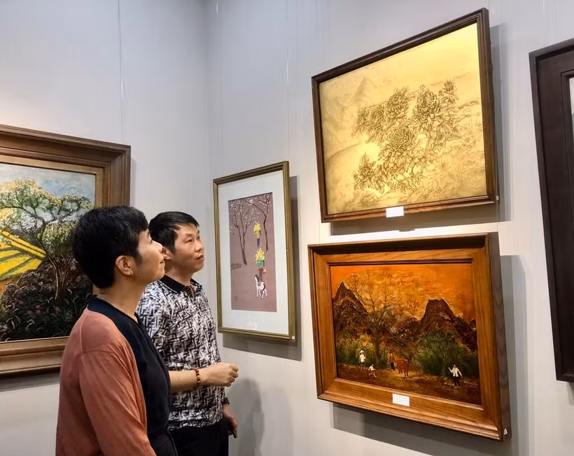 Artist Thien Hai presents a unique painting made from pure gold, an exceptional and highly specialised technique. (Photo: https://chinhsachcuocsong.vnanet.vn/