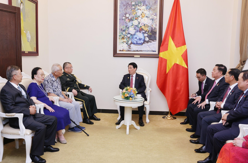 The September 4 meeting between President Luong Cuong (centre) and representatives of families of former Chinese and Vietnamese experts, advisors, and officials. (Photo: VNA)