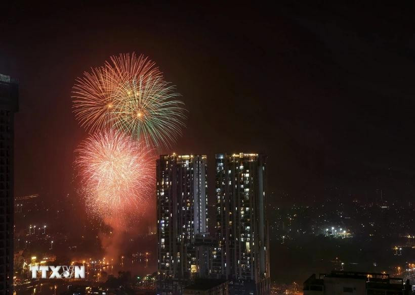 A dazzling fireworks display lights up the sky over Hanoi (Photo: VNA)