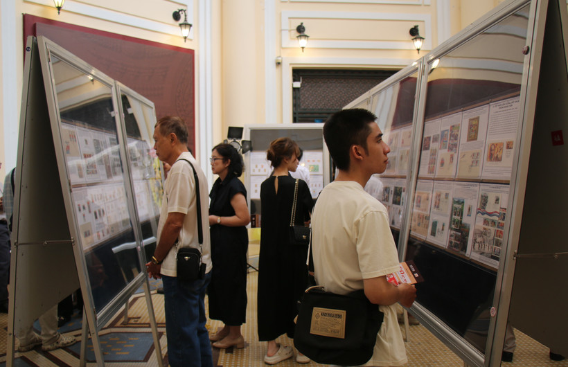 Delegates look at stamp collections at the exhibition. (Photo: VNA)