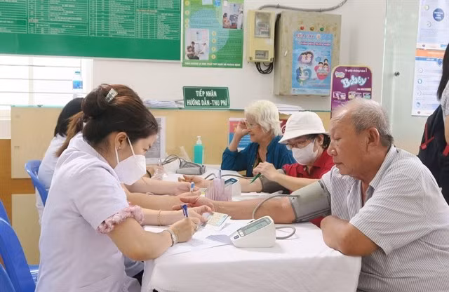 Senior citizens in HCM City got free health checks at the Ward 9 health station District 8 in August, 2024 (Photo: VNA)