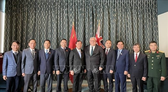 Speaker of the New Zealand House of Representatives Gerry Brownlee (fifth, right) and the Vietnamese NA delegation. (Photo: VNA)