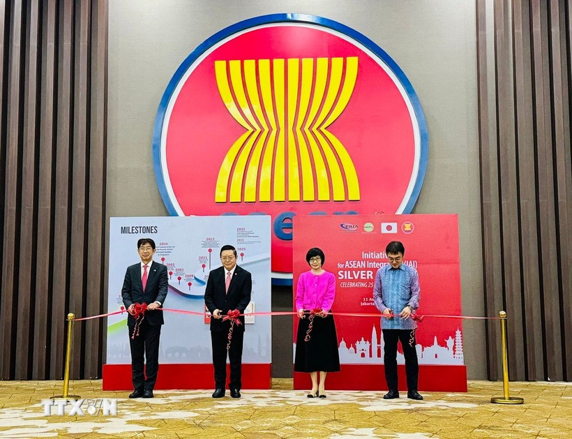 The opening ceremony of the August 11 photo exhibition on the 25th anniversary of the Initiative for ASEAN Integration (IAI) in Jakarta. (Photo: VNA)