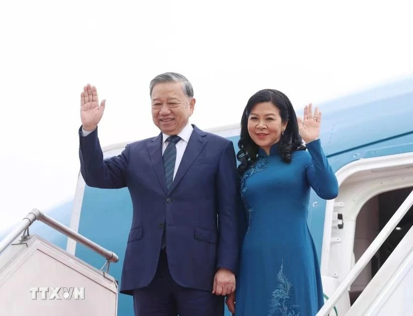 General Secretary of the Communist Party of Vietnam (CPV) Central Committee To Lam and his spouse Ngo Phuong Ly arrive in Changi Airport on March 11 afternoon, beginning a three-day official visit to Singapore. (Photo: VNA)