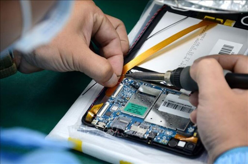 Vietnamese technology enterprises have already begun to make tangible progress in the semiconductor industry. (Photo: VNA)