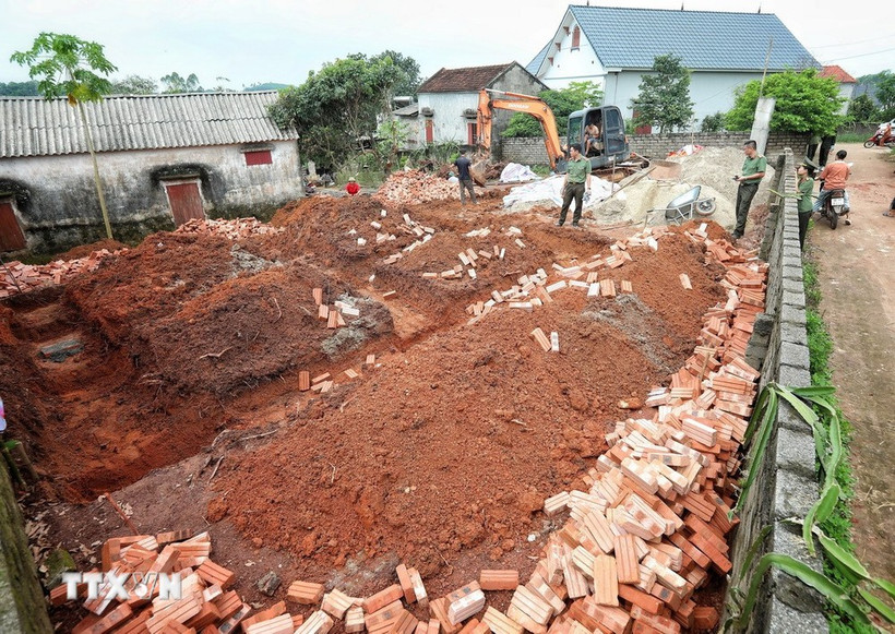 A house is being built for the family with meritorious service to the revolution in Bac Giang province. (Photo: VNA)