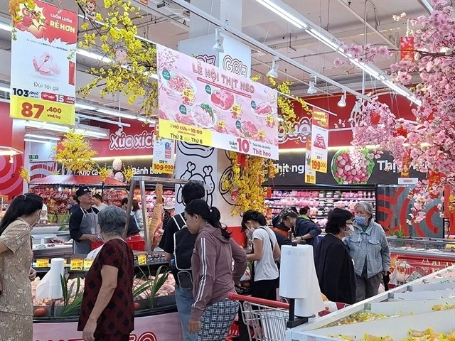 People shop at a Go! supermarket (Photo: VNA)