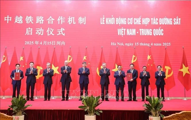 Vietnamese Paty General Secretary To Lam, Party General Secretary and President of China Xi Jinping, and officials at the launching ceremony of the Vietnam – China railway cooperation mechanism in Hanoi on April 15. (Photo: VNA)