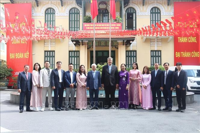 Delegates from the Vietnam–Korea Business and Investment Association and President of the Central Committee of the Vietnam Fatherland Front Do Van Chien pose for a group photo. (Photo: VNA)