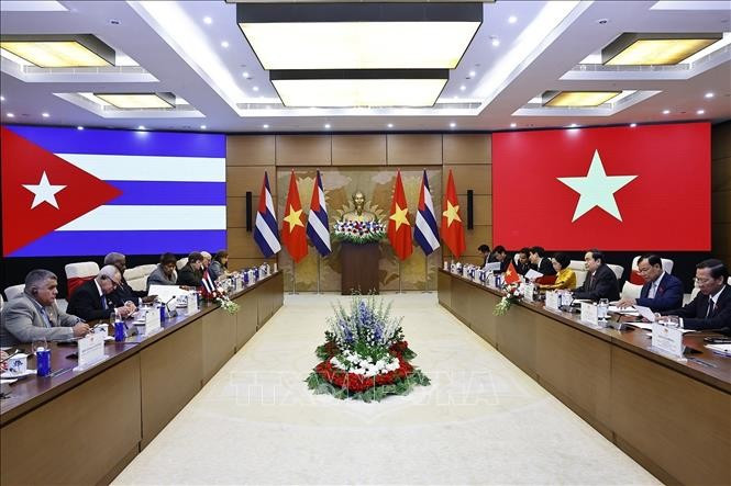 The talks between National Assembly Chairman Tran Thanh Man and Esteban Lazo Hernández, President of the National Assembly of People’s Power and President of the Council of State of Cuba, in Hanoi on September 30 (Photo: VNA)