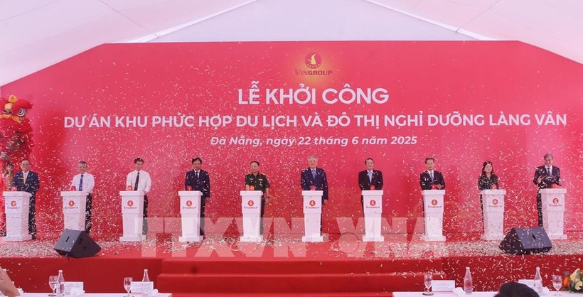 Permanent Deputy Prime Minister Nguyen Hoa Binh, Vice Chairman of the National Assembly Nguyen Duc Hai and delegates at the groundbreaking ceremony of the Lang Van tourism and resort complex in Da Nang city. (Photo: VNA)