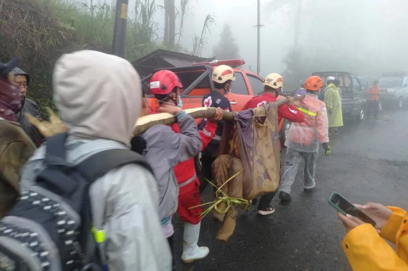 Search and rescue underway operations in Central Java. (Photo: AP)