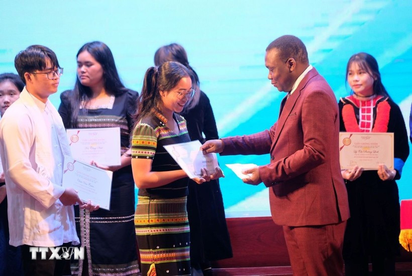 The scholarship presentation ceremony on August 26 (Photo: VNA)