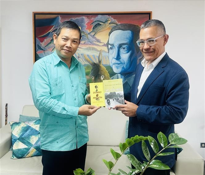 Ambassador Vu Trung My presents Minister of Culture Ernesto Villegas with some typical works of President Ho Chi Minh. (Photo: VNA)