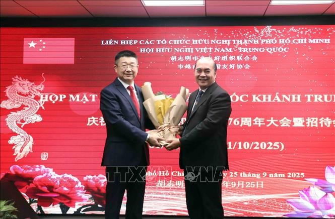 Vice President and General Secretary of the Ho Chi Minh City Union of Friendship Organisations Ho Xuan Lam (right) congratulates Consul General of China in Ho Chi Minh City Tang Li at the celebration. (Photo: VNA)